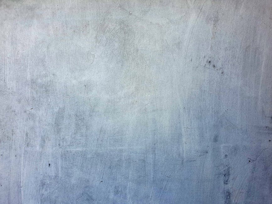 Beton yüzeyine astar uygulayan ustanın görüntüsü