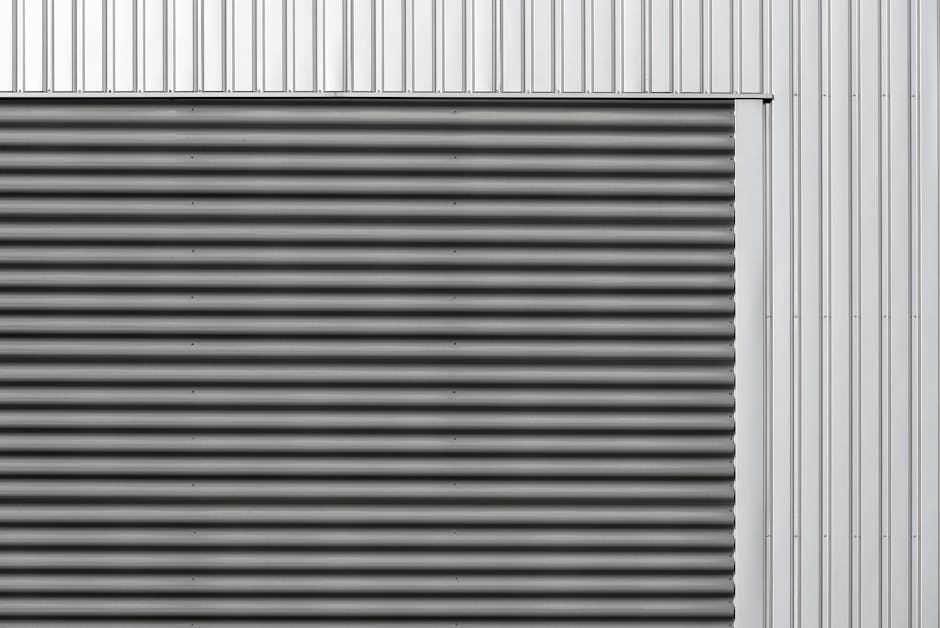 Dıs cephe kaplama paneli montajı yapan teknisyen görüntüsü