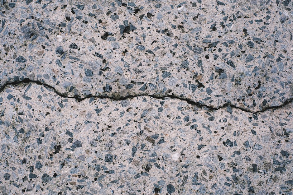 Bir inşaat sahasında çatlak kontrolü yapan teknisyen