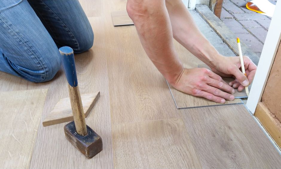 Ahşap panel kaplama montaj süreci ile ilgili çalışma anı