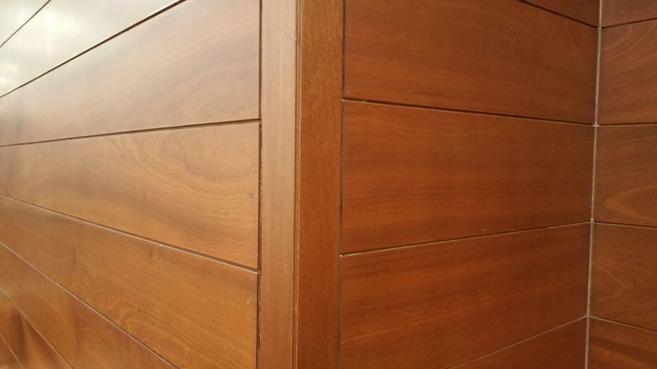 Ahşap ve panel yüzeylerinde antimikrobiyal kaplama uygulanmasını gösteren görsel