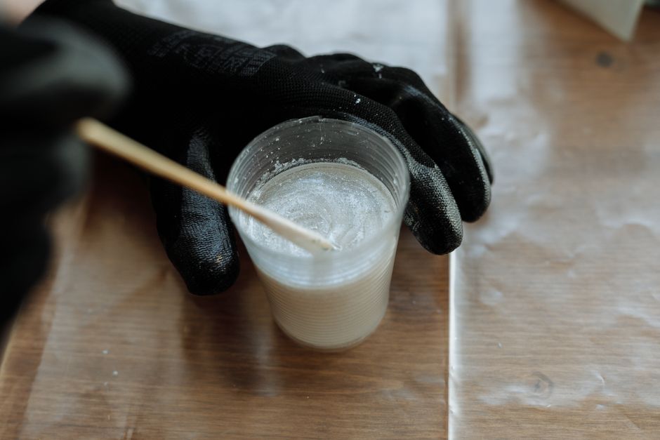 Beton çatlak dolgu uygulaması için epoxy dolgu görseli
