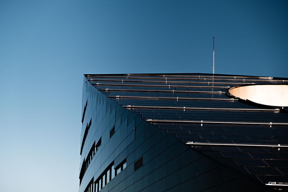 Güneş enerjisiyle entegre edilmiş dış cephe görünümü ve PV modülleri